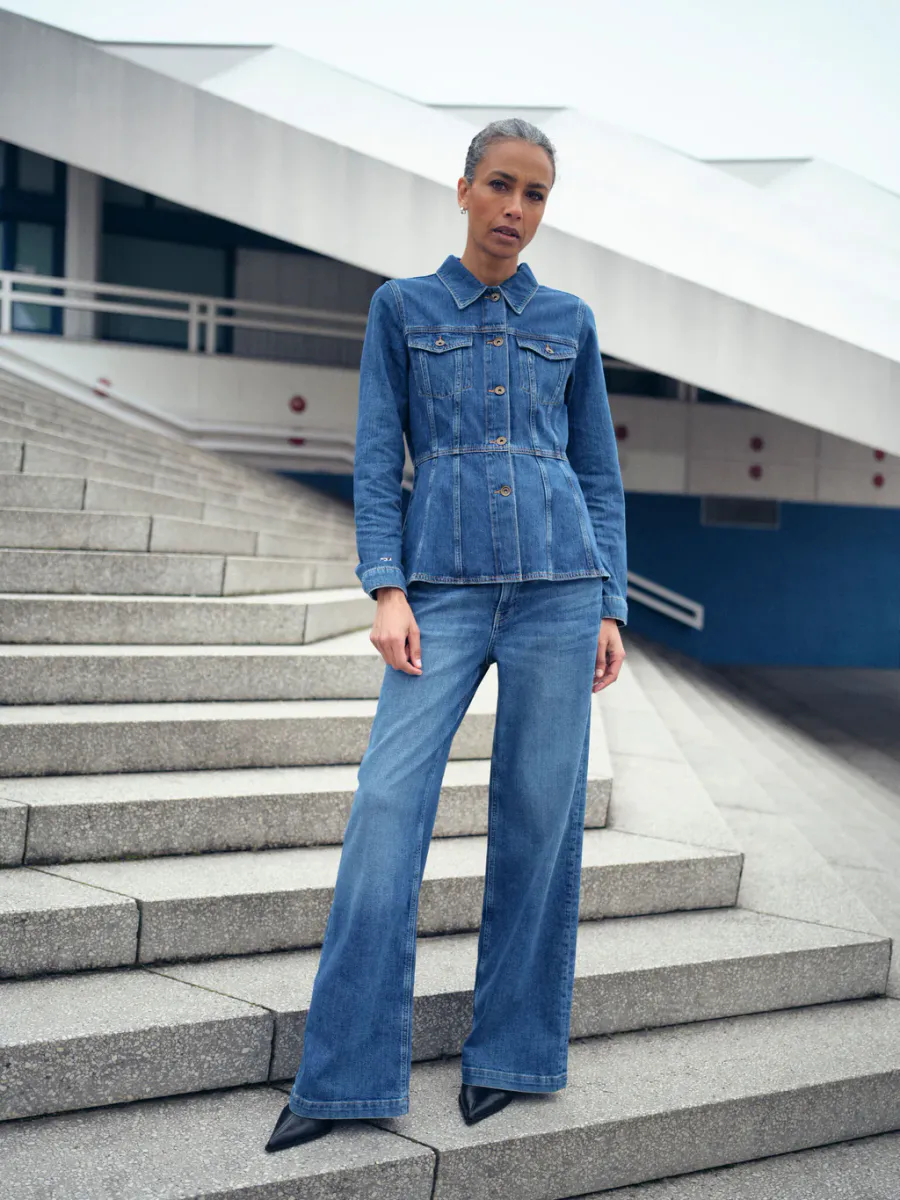 Hojatxonaga siyayotgan qizlarning yashirin kamerasi