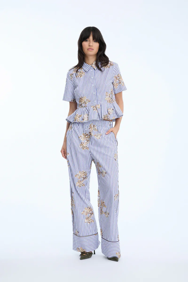 Nuriana, Stripe White
